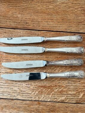 Newbridge KINGS  Silverplate Shell Scroll Edge 4- Dinner Knives 8 1/2"